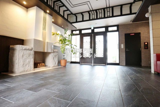 エントランス　毎日通る場所だからこそ、洗練された空間に