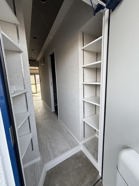 その他部屋・スペース　玄関から廊下部分※リフォーム中の写真です