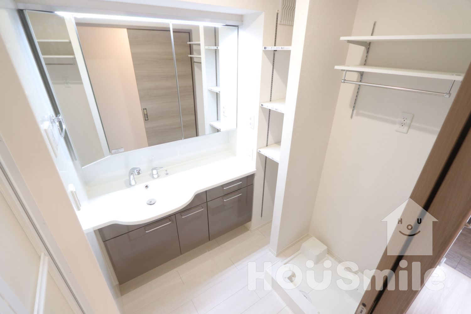 洗面設備　現在建築中の為、写真は同タイプのものを使用