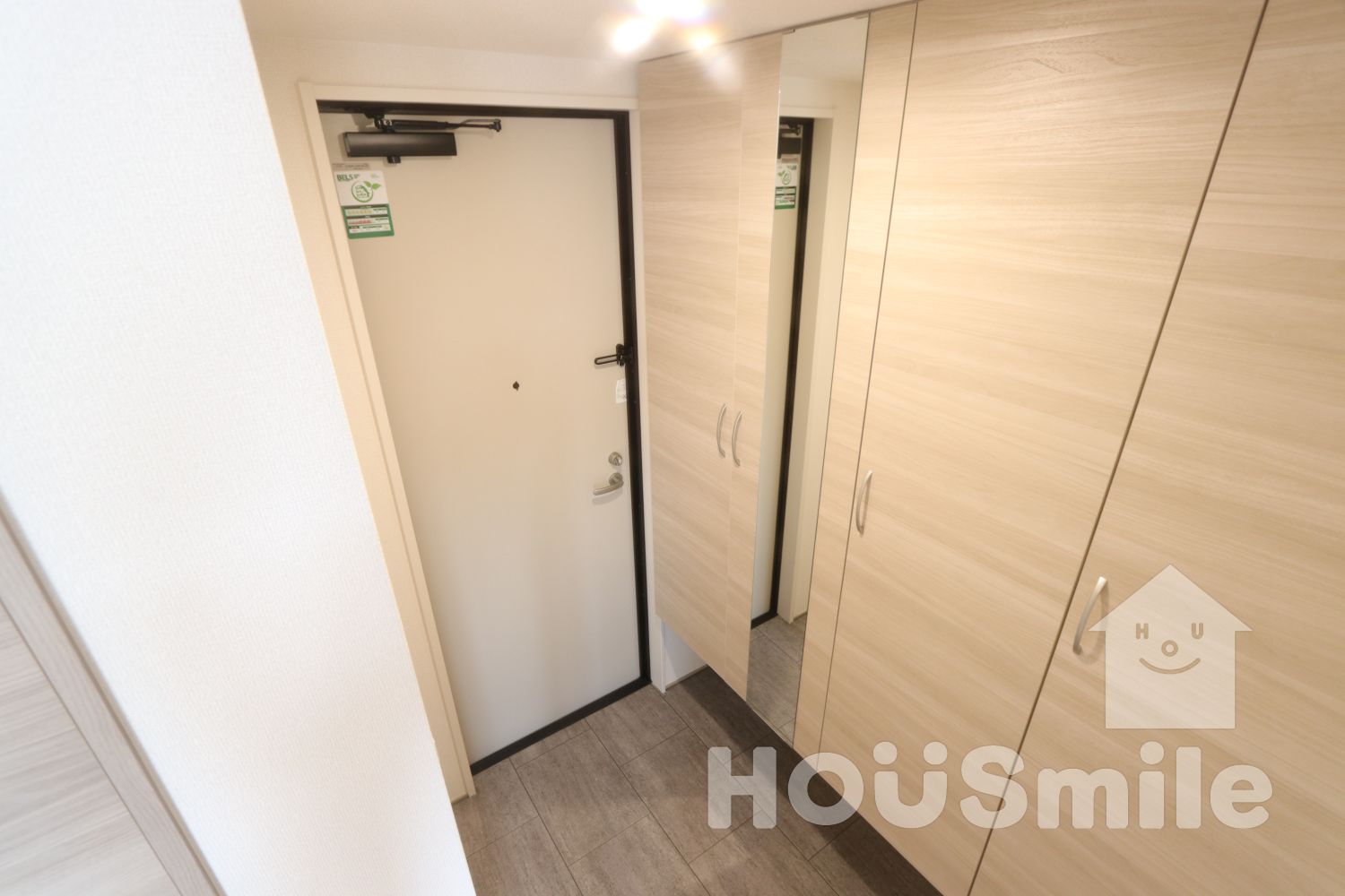 玄関　現在建築中の為、写真は同タイプのものを使用