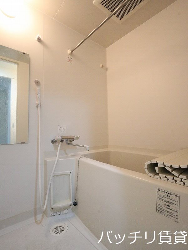 バス・シャワールーム　別号室タイプの為、現状を優先いたします