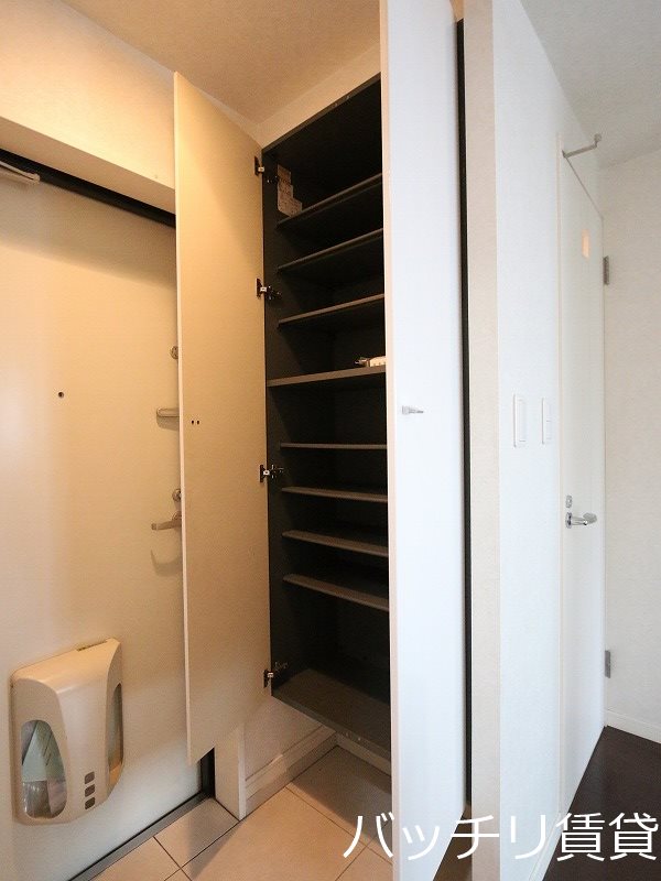 玄関　別号室タイプの為、現状を優先いたします