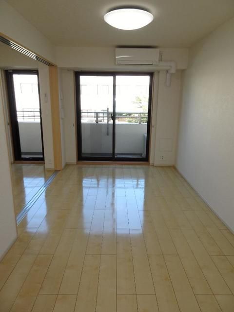 居室・リビング　☆明るい洋室☆