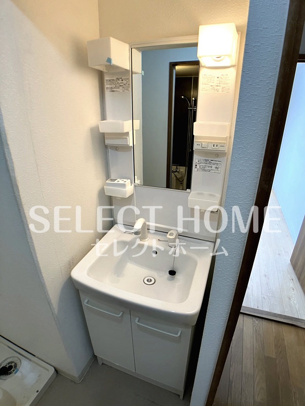 洗面設備　独立洗面台、小物を置くことができて便利です