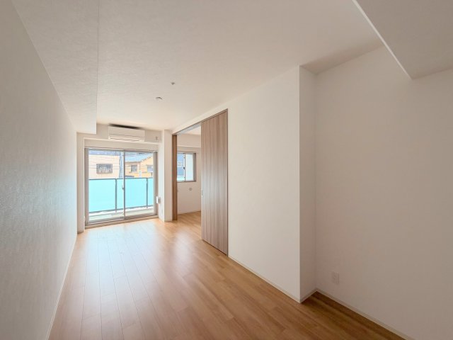 居室・リビング　シンプルなデザインのリビングは家具が置きやすいです。