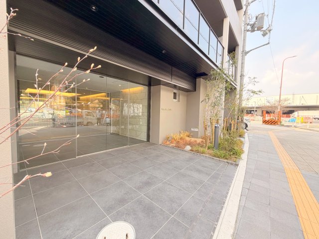 エントランス　オシャレなエントランスは安心のオートロック付きです。