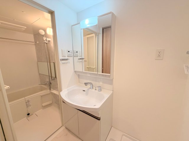 洗面設備　身支度が出来る独立洗面台です。