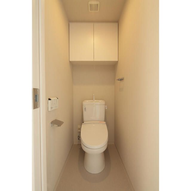 トイレ　落ち着いた色調のトイレです