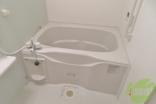 バス・シャワールーム　こちらのバスルームで疲れを癒してください。