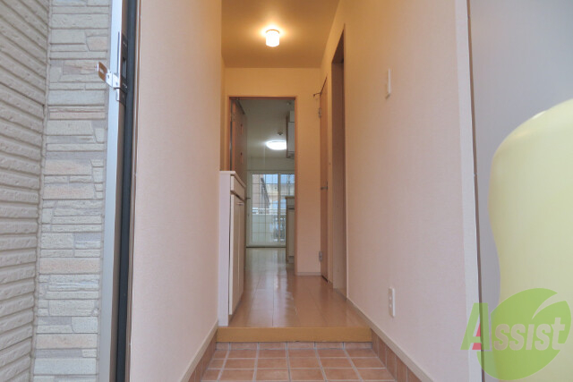 玄関　玄関からは、扉を閉めればリビングが見えないので安心です。