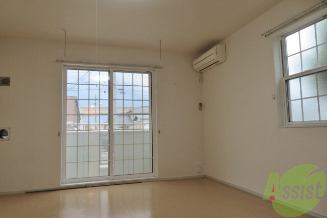 居室・リビング　リビングは８．９帖の洋室です。お部屋の明るさが伝わりますね。