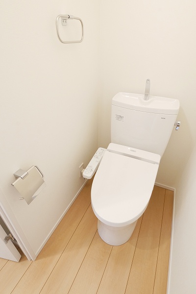トイレ　温水洗浄便座付きトイレ
