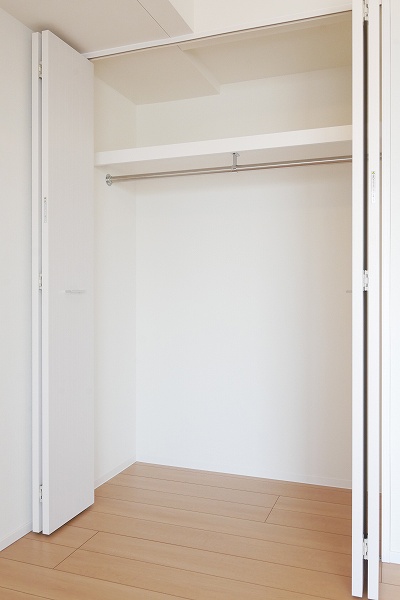 収納　ハンガーパイプ付きクローゼット