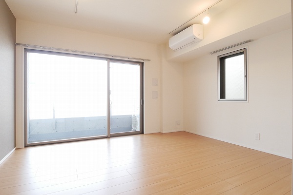 居室・リビング　二面採光のリビングスペース