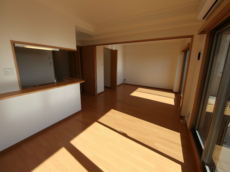 居室・リビング　LDK11.3帖　洋室6.8帖と繋げても仕切っても使えます