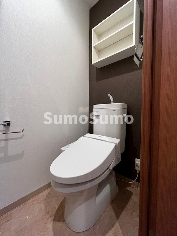 トイレ　落ち着いた色調のトイレです