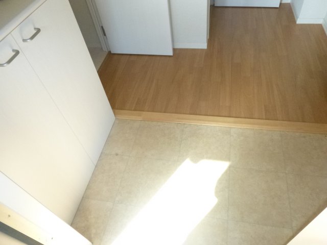 玄関　玄関には靴箱付き