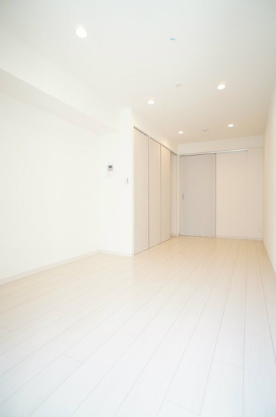 居室・リビング　白を基調とした綺麗なお部屋です。