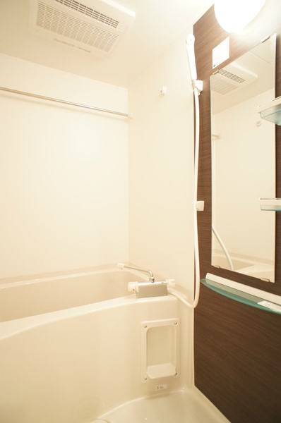バス・シャワールーム　鏡付のオシャレな浴室です。