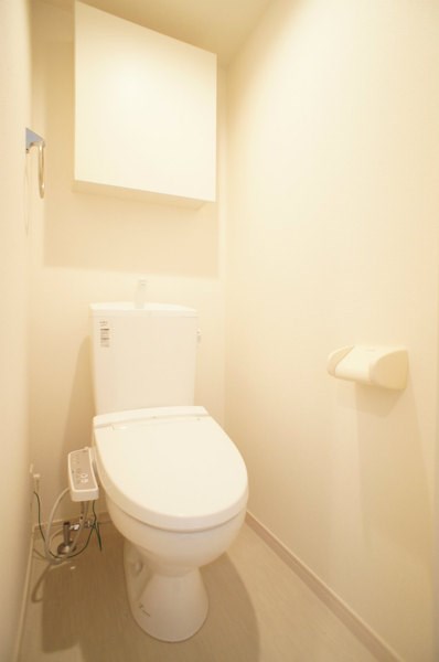 トイレ　嬉しいウォシュレット付のトイレです。