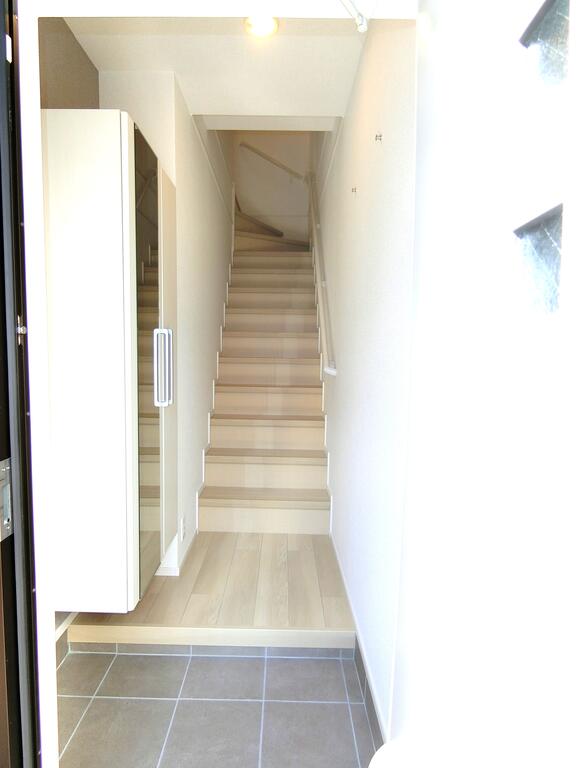 玄関　同型の写真、配色に違いあり