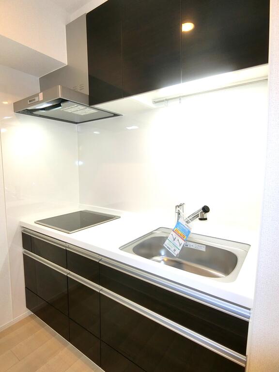 キッチン　同型の写真、配色に違いあり