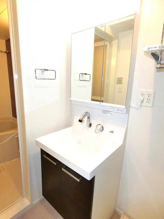 洗面設備　同型の写真、配色に違いあり