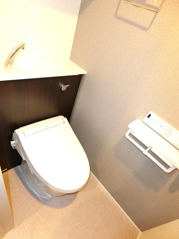 トイレ　同型の写真、配色に違いあり