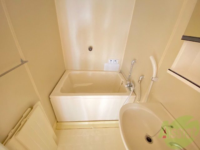 バス・シャワールーム　お風呂はこちら。日々の疲れを癒してください。