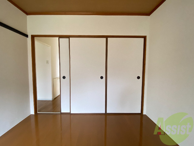 収納　何やら大きな収納が見えます。中が気になりますね。