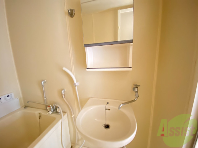 洗面設備　洗面台があれば忙しい朝の支度も楽々ですね。