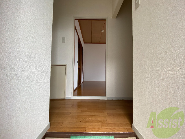 玄関　玄関からの様子です。外から見ても生活環境が見えないので安心。