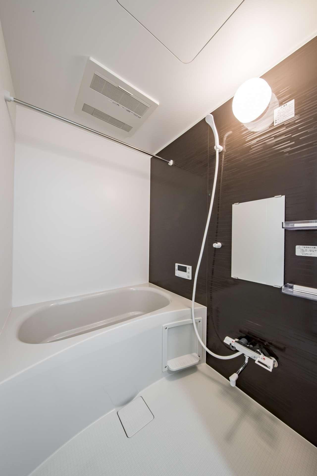 バス・シャワールーム　ゆったりくつろげる広めのお風呂です。浴室洗濯乾燥機付き！