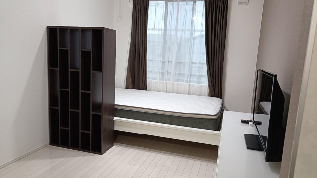 居室・リビング　ゆったり眠れるセミダブルベッド