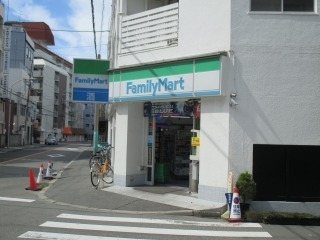 コンビニ　ファミリーマート豊崎三丁目店（コンビニ）まで95m