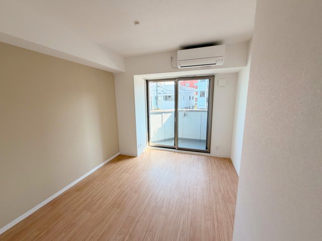 居室・リビング　明るく広々としたリビングです。