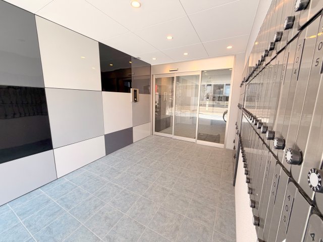 エントランス　オシャレなエントランスは安心のオートロック付きです。