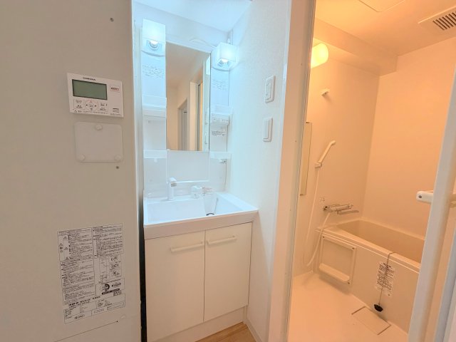 洗面設備　身支度が出来る独立洗面台です。