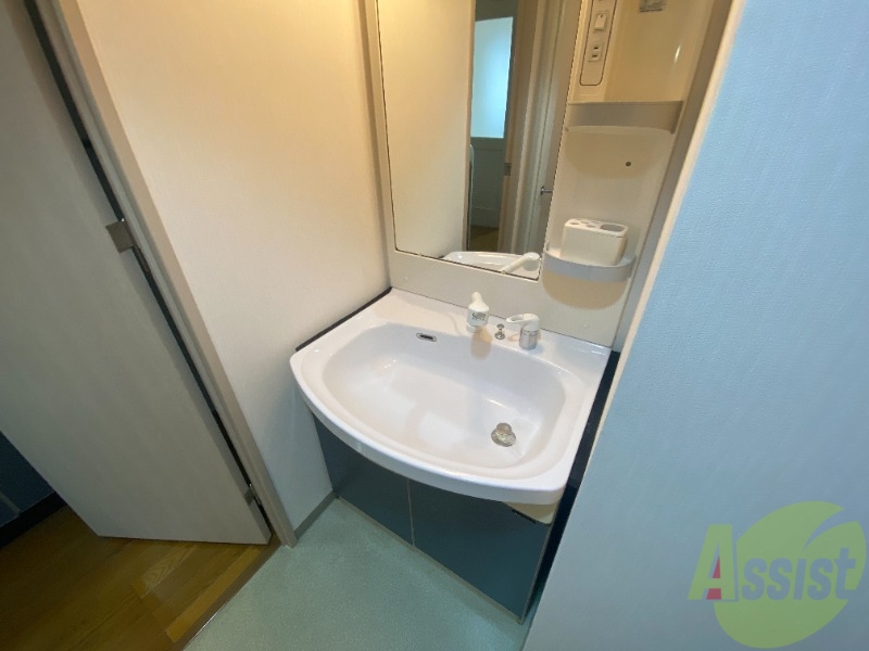 洗面設備　シャンプードレッサー付きなので忙しい朝の支度に便利です。