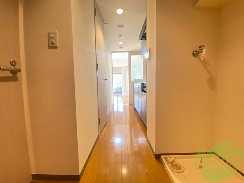 玄関　玄関から見たお部屋です。リビングから日が射し明るいですね。