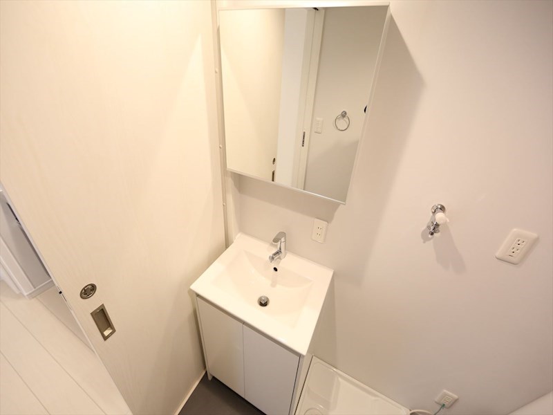 洗面設備　脱衣所　独立洗面台（シャンプードレッサー付）収納スペース有