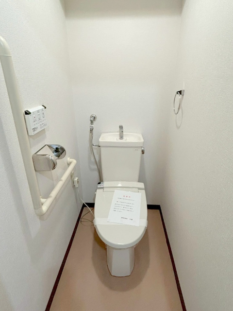 トイレ　※写真は別号室です。