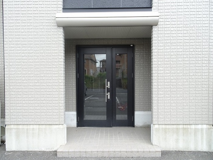 エントランス　落ち着いたエントランスです