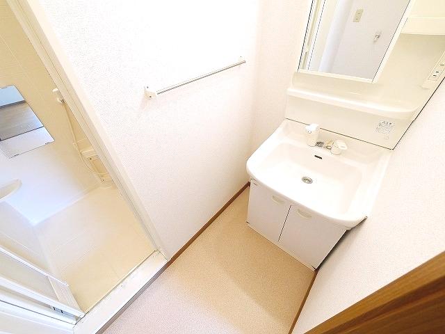 洗面設備　ゆったりとスペースのある洗面所