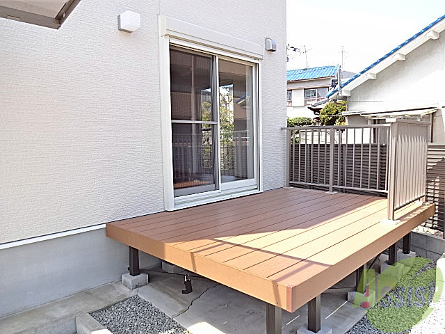 その他　ウッドテラス。休日はコチラでのーんびりするのもありですね