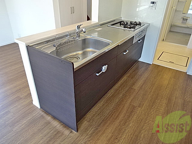 キッチン　ガラストップコンロでお掃除もしやすそうです。見た目もかわいい