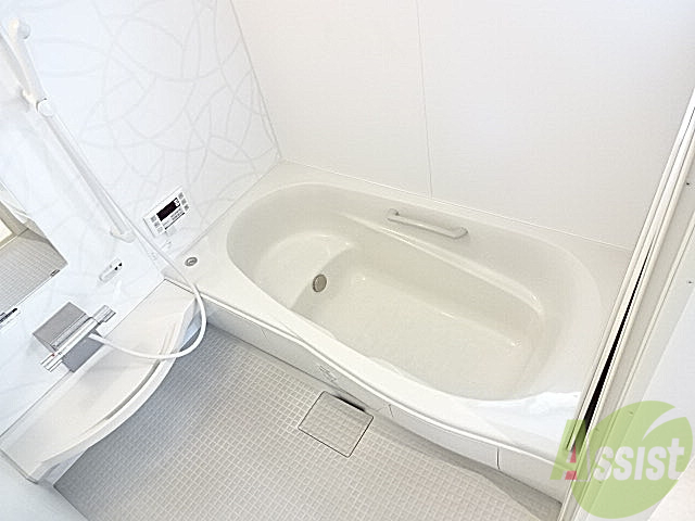 バス・シャワールーム　足をのばすことも、お子様とはいることも簡単ですよね。