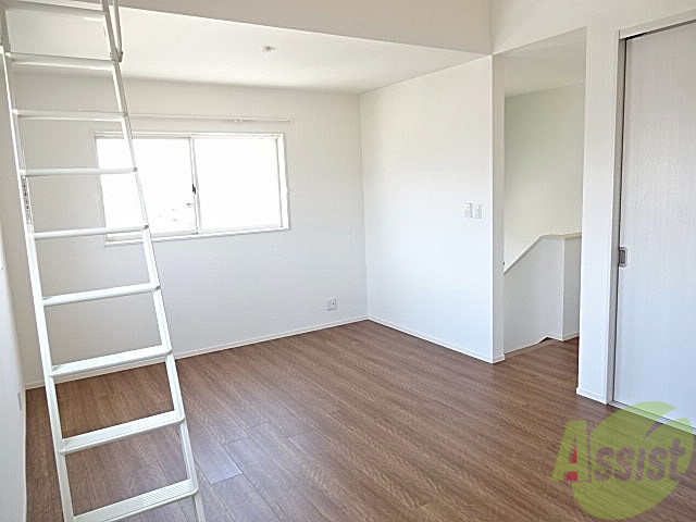 その他部屋・スペース　ロフト部分もついた寝室は広さも、収納もしっかりとれております