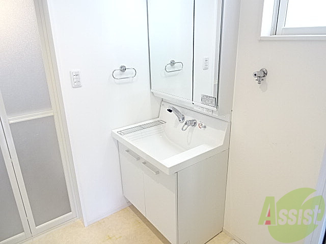 洗面設備　水回りのキレイなこと。小窓もついて明るさも換気も便利。