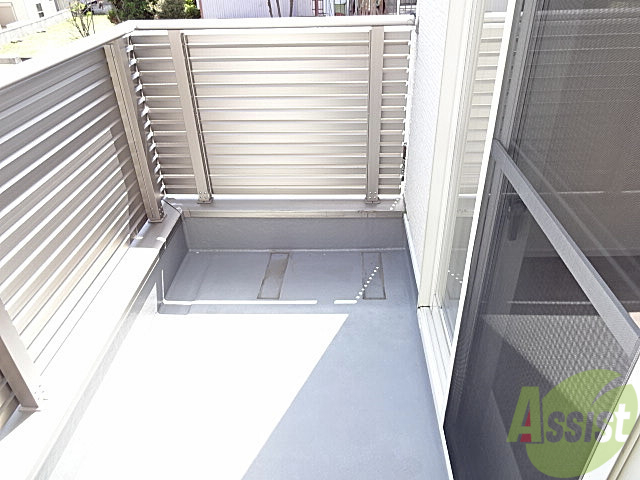 バルコニー　ここまで広けりゃ日向ぼっこも楽勝にできますよねー。